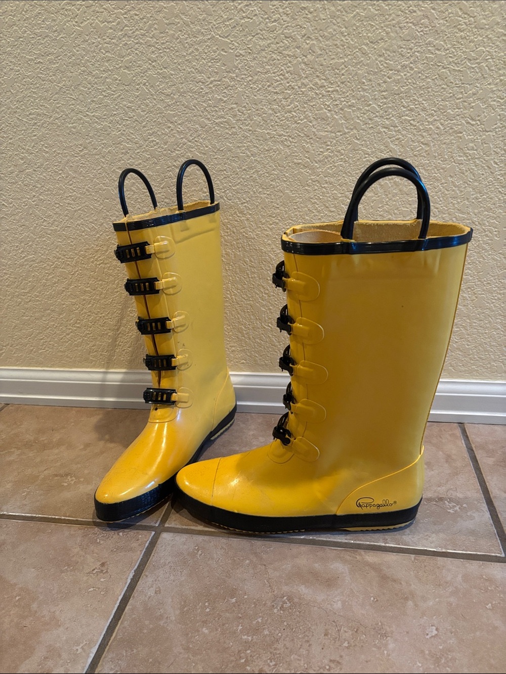 Pappagallo women’s Yellow Rain Boots with Black Trim size 8